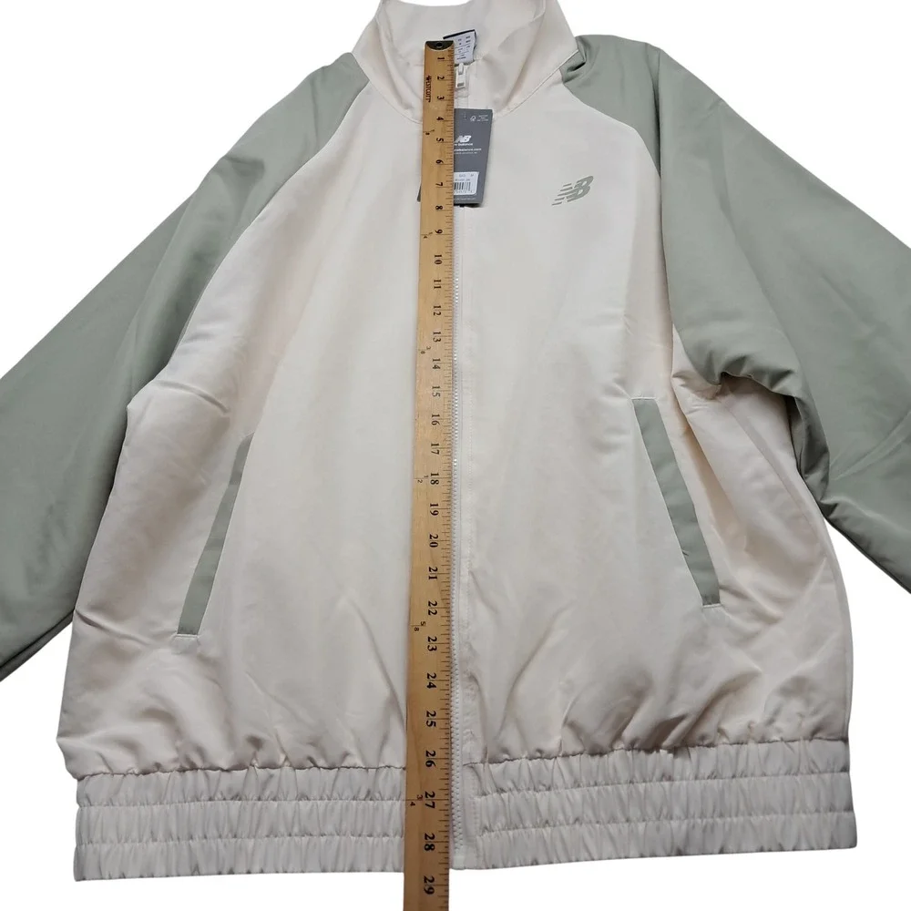 NWT New Balance Graphic Woven Jacket Women's Medium Cream Green Water Defy‎